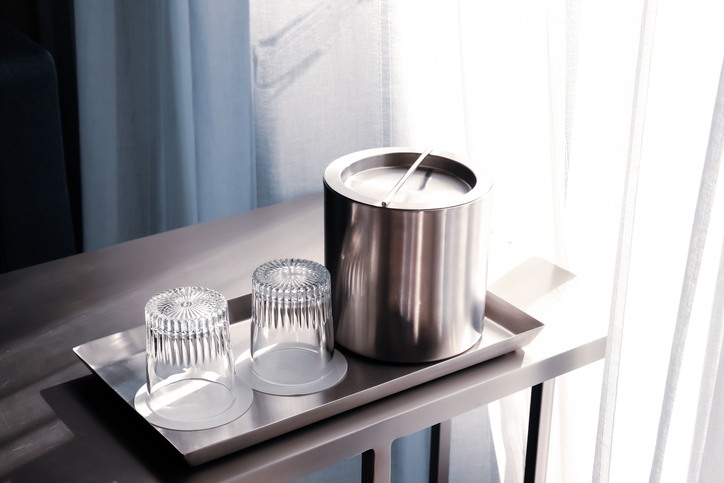 How to Choose an Ice Bucket That Actually Keeps Ice Frozen Through the Night