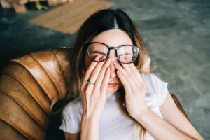 5 Simple Habits to Brighten Tired Eyes and Refresh Your Look