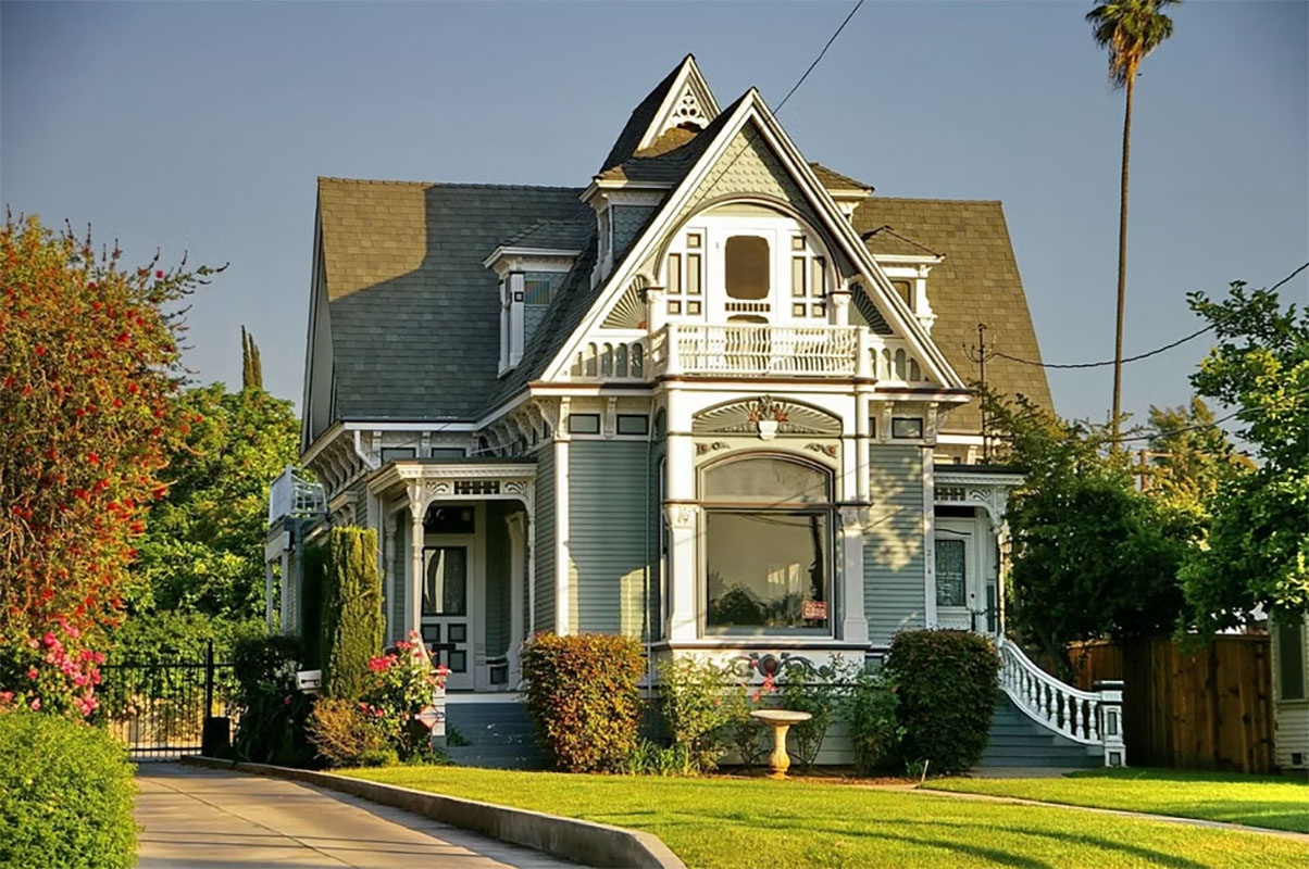 Practical Ways to Improve an Older Home's Exterior