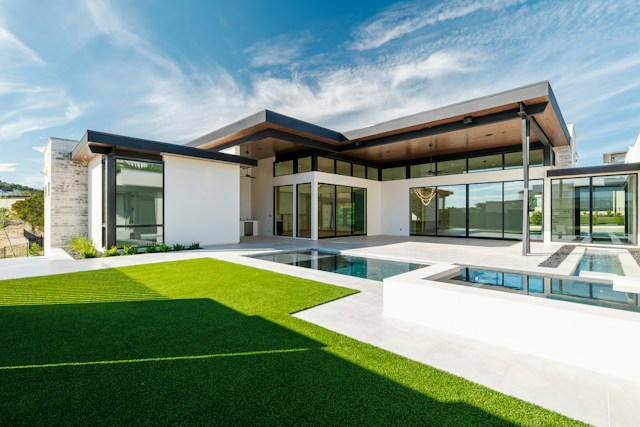 Minimalist Hardscaping Trends Taking Over Suburbia